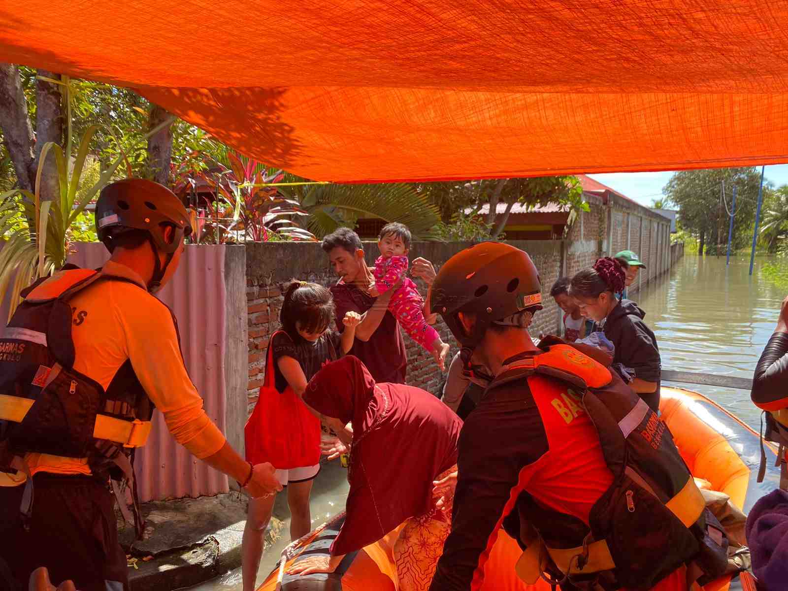 Basarnas Berhasil Evakuasi Balita dari Banjir, Rumah dengan Dua Lantai Pilih Bertahan