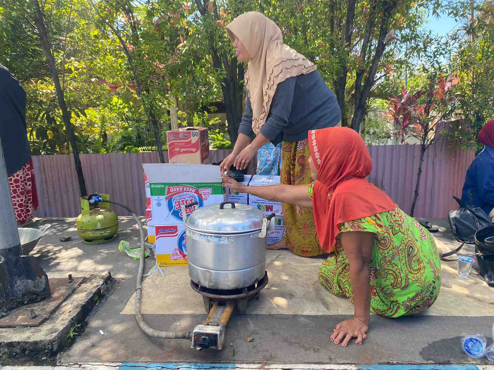 Belum Ada Bantuan, Korban Banjir Nginap di Trotoar Tanpa Tenda