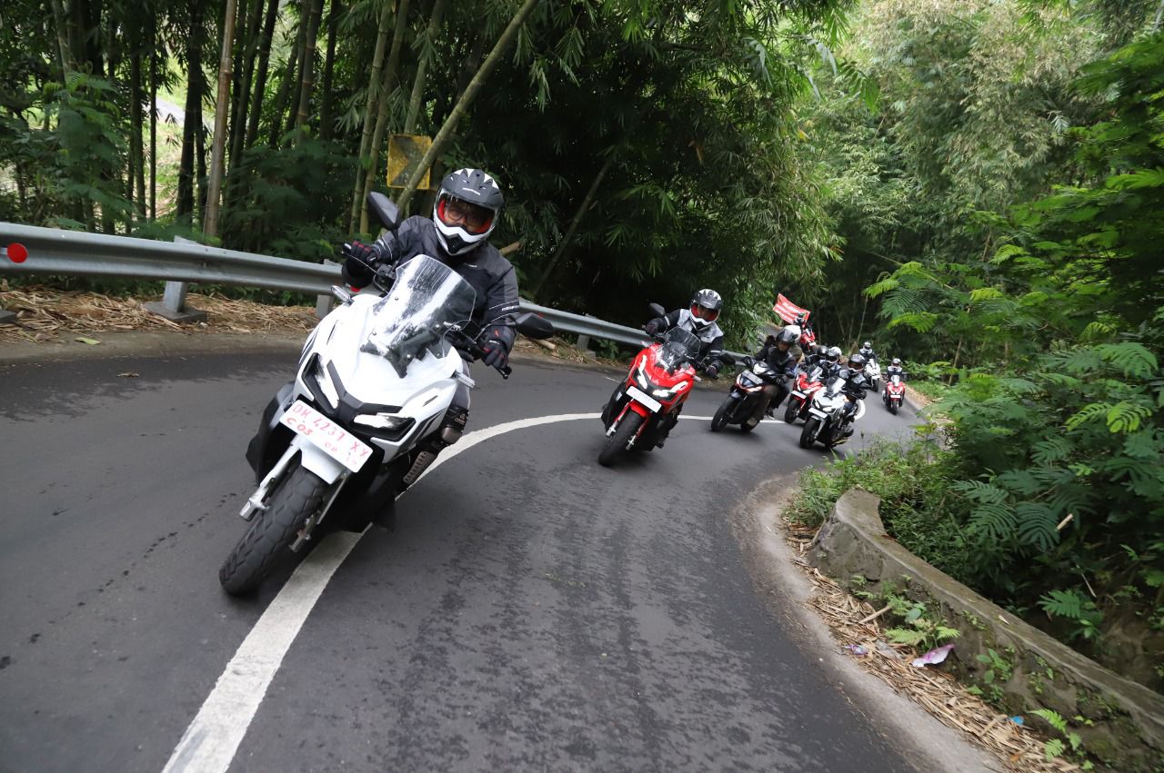 Cara Kendarai Motor Matik di Tanjakan dan Turunan