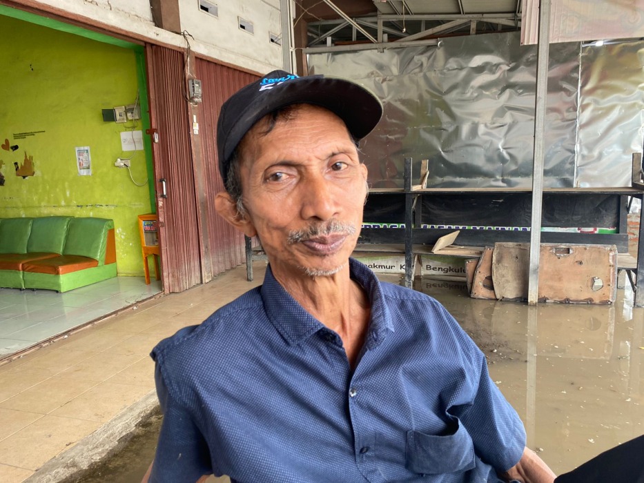 Jadi Langganan Banjir, Warga Tinggikan Bangunan Toko