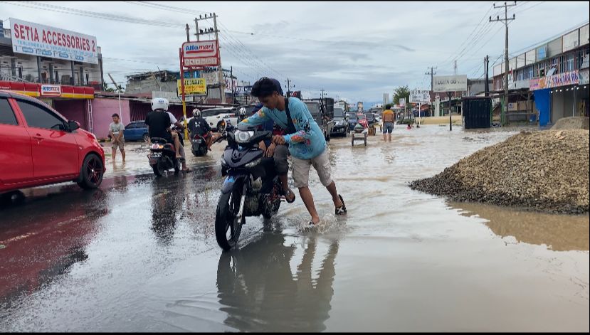 Nekat Terobos Banjir, Puluhan Kendaraan Mogok