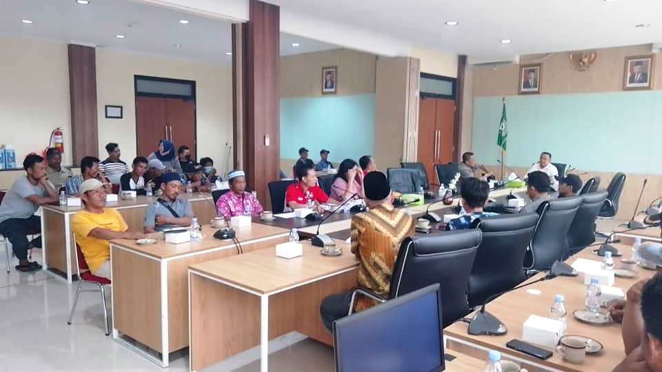 Komisi I DPRD Provinsi Bengkulu saat hearing dengan warga dan Ormas LIRA. Foto/Dok