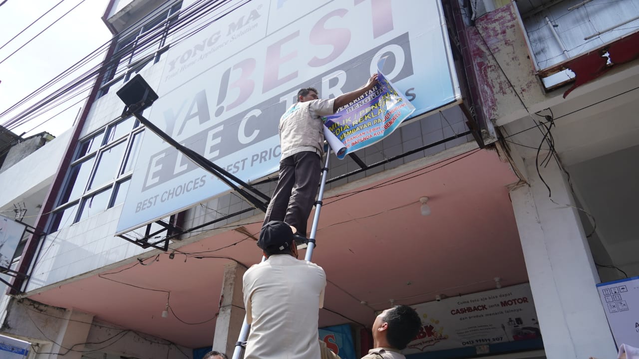 Tak Miliki Izin, Reklame dan Baliho di Soeprapto Ditertibkan