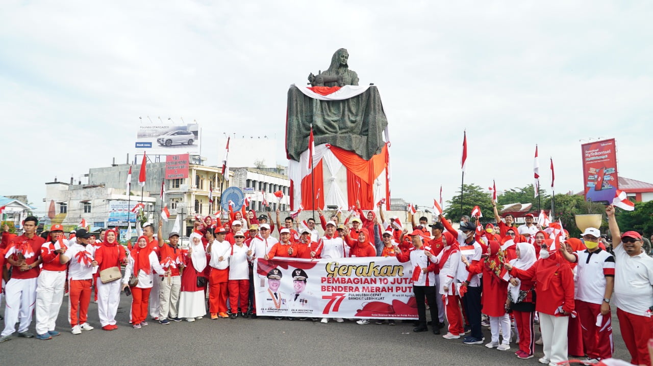 Lima Ribu Bendera Merah Putih Dibagikan di Simpang Lima