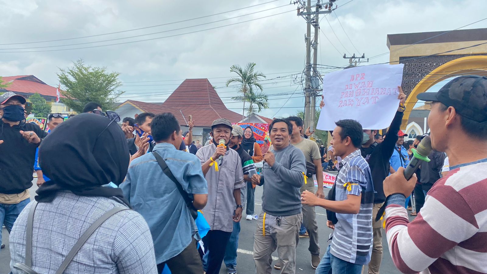 Jaga Aksi Tetap Kondusif, Buruh Demo Sambil Joget