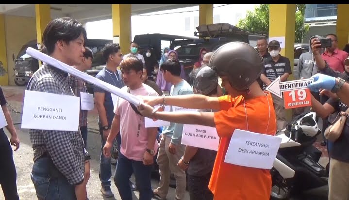 Polisi Rekonstruksi Kasus Penusukan yang Menyebabkan 2 Pemuda Tewas Usai Pesta Tuak
