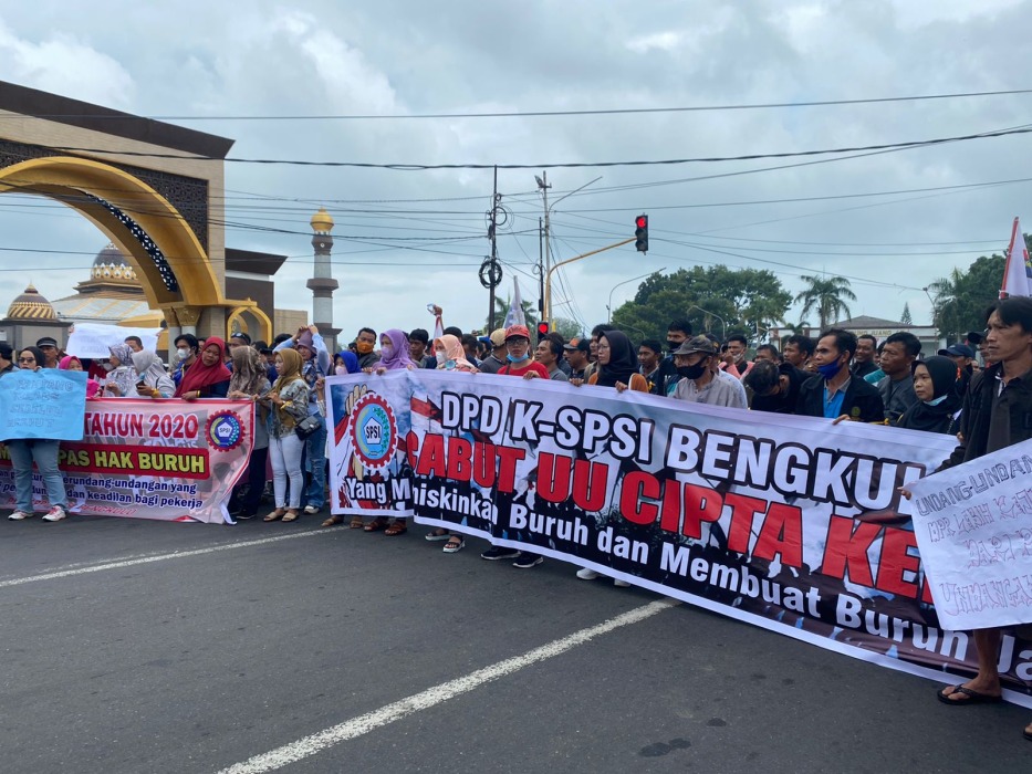 Geruduk Gedung Dewan, Ratusan Buruh Minta Undang-Undang Cipta Kerja Dicabut