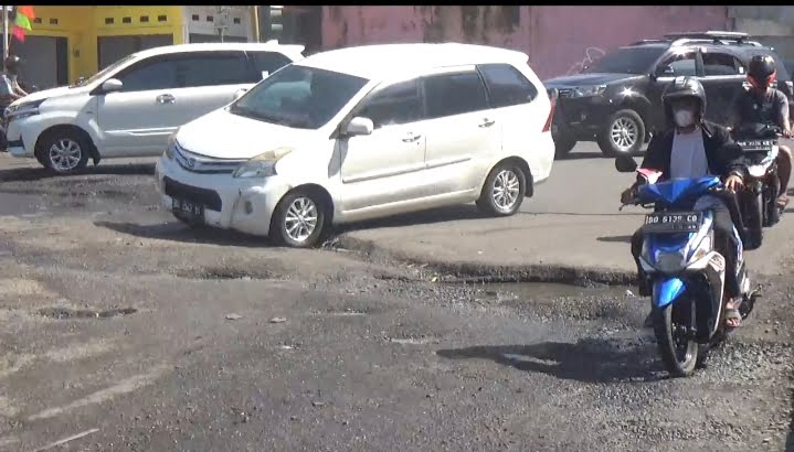 Jalan Rusak, Warga Frustasi, Pasang Spanduk Minta Tolong ke Gubernur