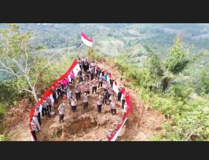 Bendera Merah Putih Sepanjang 77 Meter Berkibar di Puncak Bukit Kandis