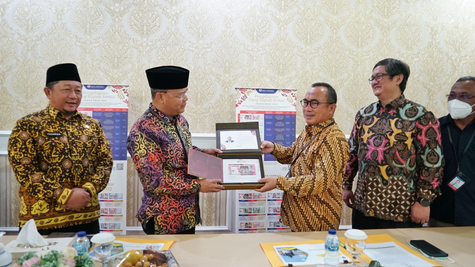 Gubernur Rohidin Terima Uang Rupiah Emisi 2022 dari Bank Indonesia