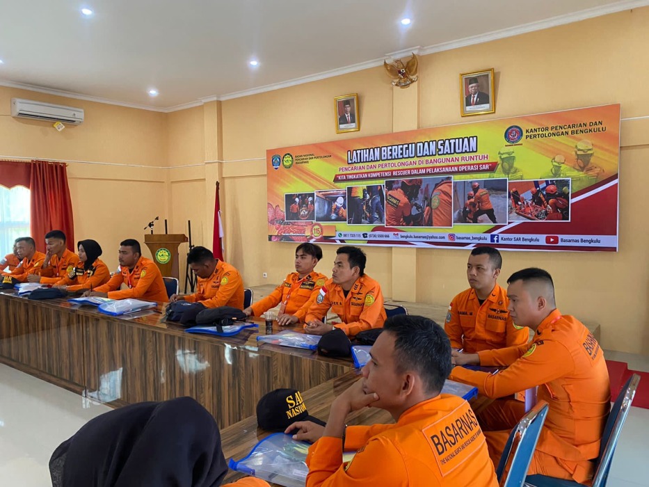 Basarnas Latihan Penyelamatan Korban di Gedung Runtuh