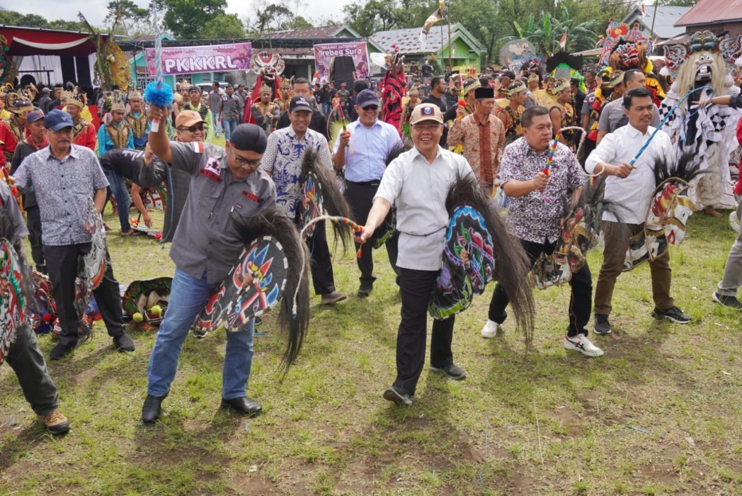 Keseruan Gubernur Rohidin Main Kuda Kepang di Sambirejo