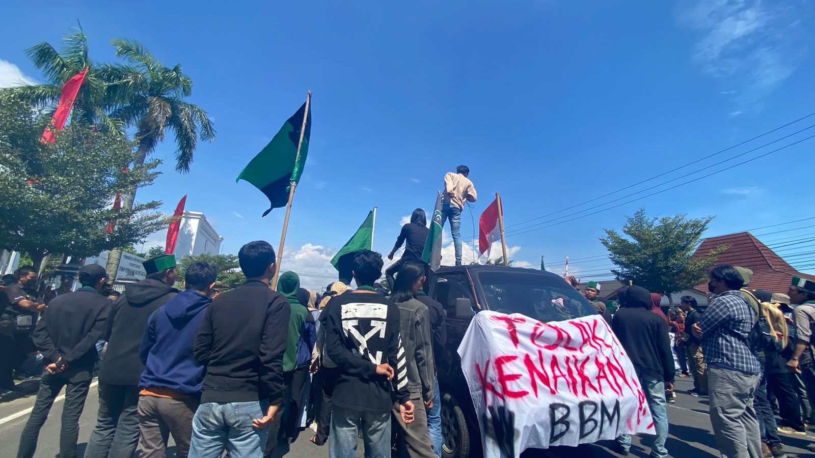 Demo HMI tolek kenaikan BBM di depan Gedung DPRD Provinsi Bengkulu, Rabu (31/08/2022). Foto, Cindy/BN