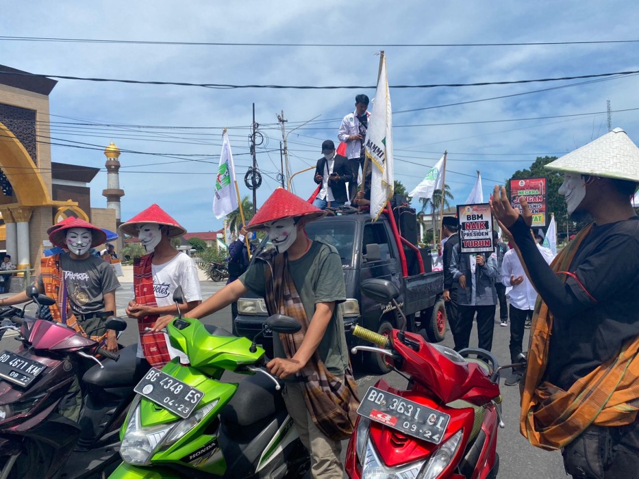 Gelar Demo Tolak Kenaikan BBM, Mahasiswa Pakai Topeng