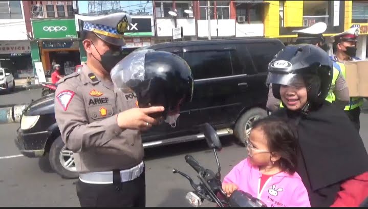 Sopir Angkot dan Ojol dapat Sembako dari Satlantas Polres Bengkulu