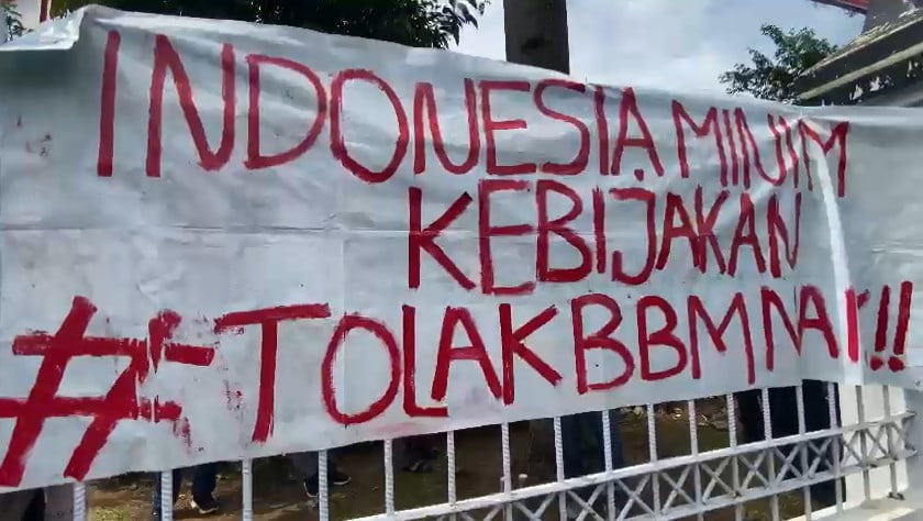 Bentangan spanduk Demonstrasi menolak kenaikan BBM