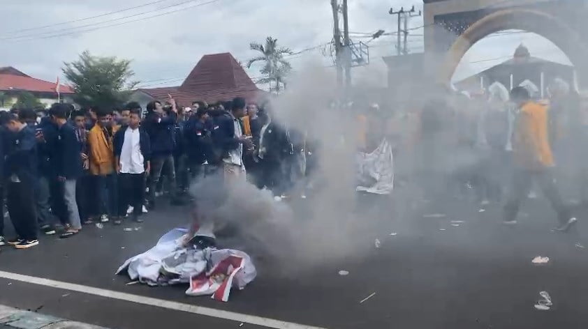 Aksi demo aliansi mahasiswa di depan gedung DPRD Provinsi Bengkulu, Selasa (6/09/2022).