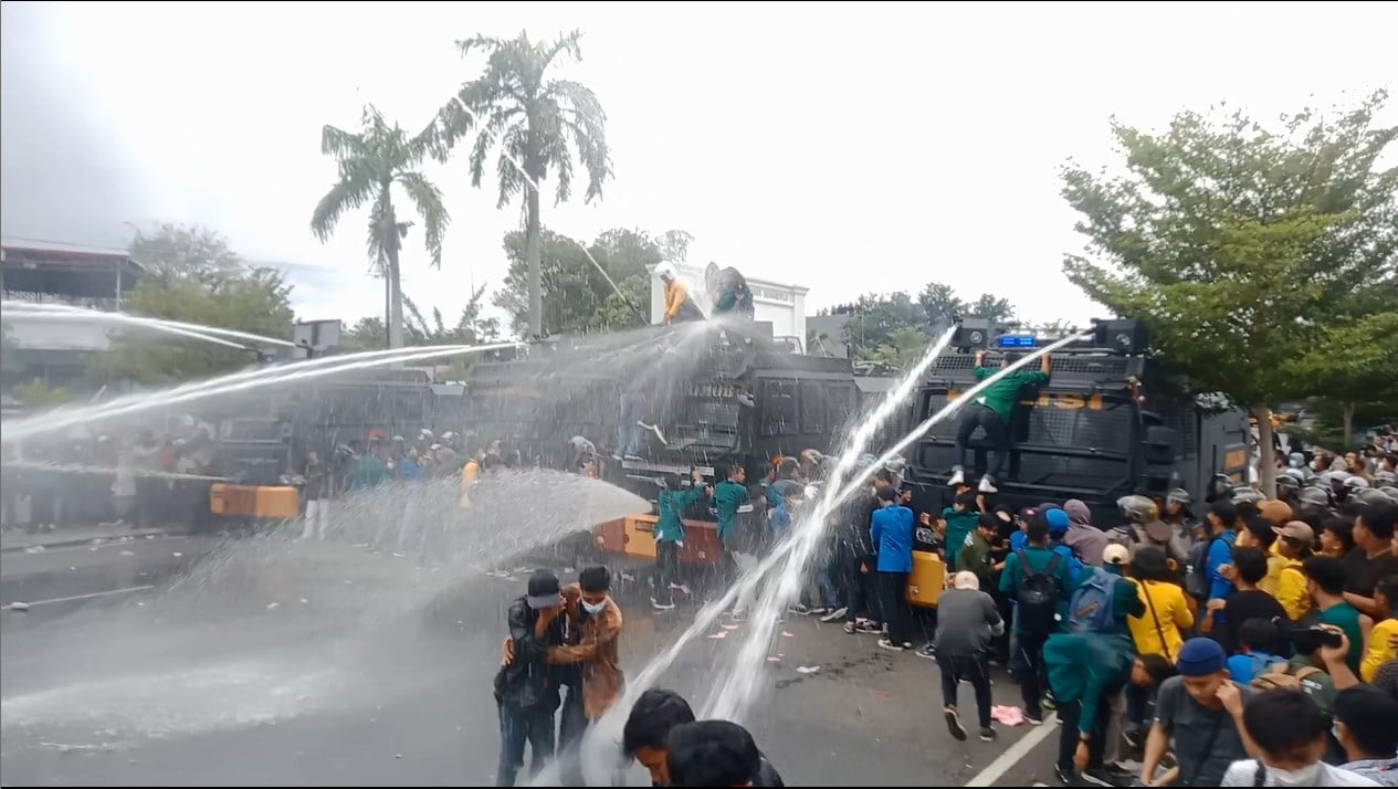 Aksi demo menolak kenaikan harga BBM ricuh