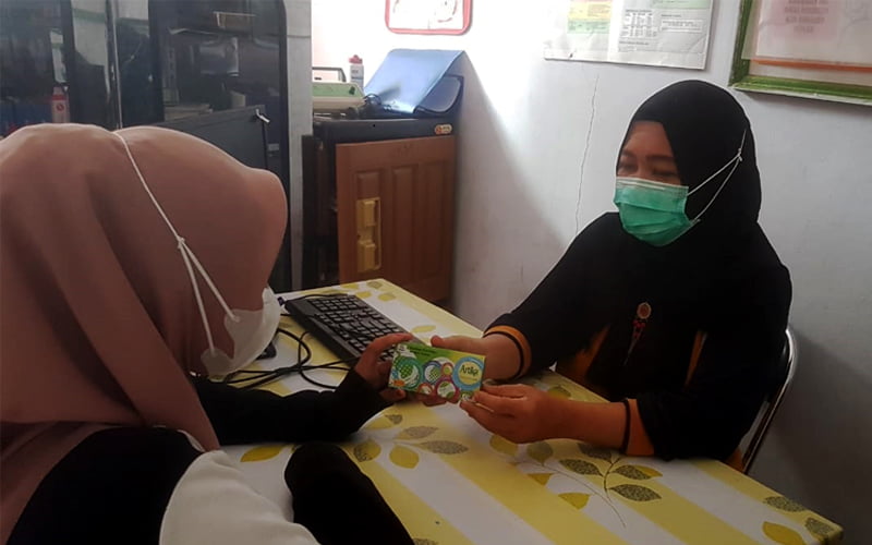 Bidan di salah satu puskesmas di Bengkulu Tengah sedang melayani peserta KB. Foto, Dok.BN