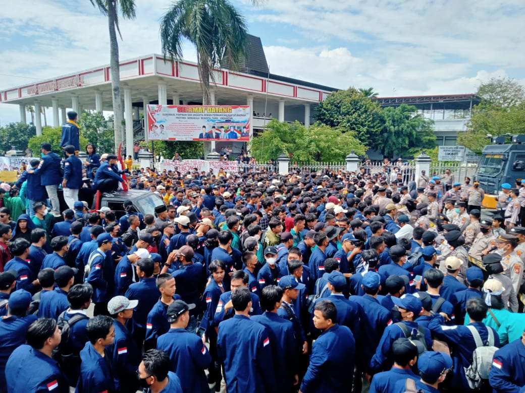 Demo Menolak Kenaikan BBM Ricuh, 7 Mahasiswa dan 1 Pelajar SMK Diamankan