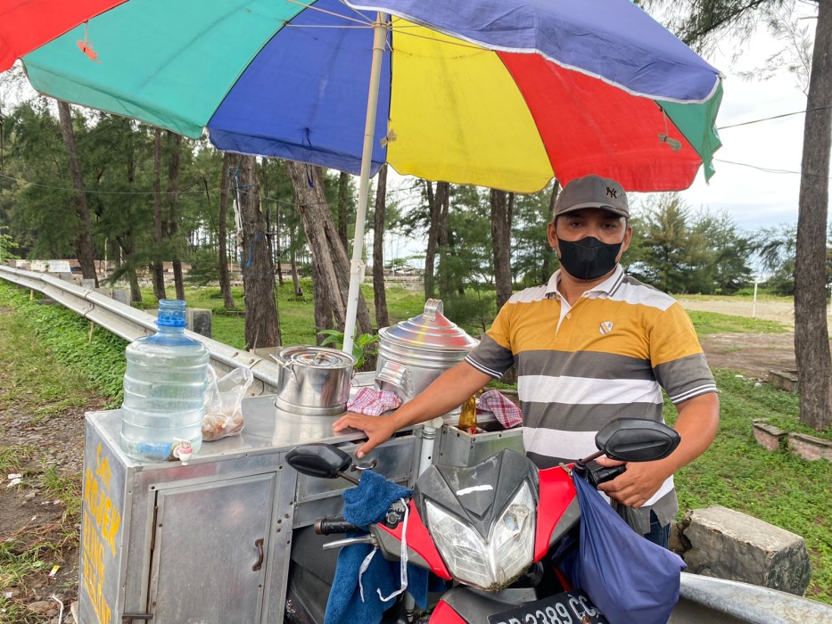 Nurakrom (38) salah satu pedagang kojek di Pantai Panjang. Foto, Cindy/BN