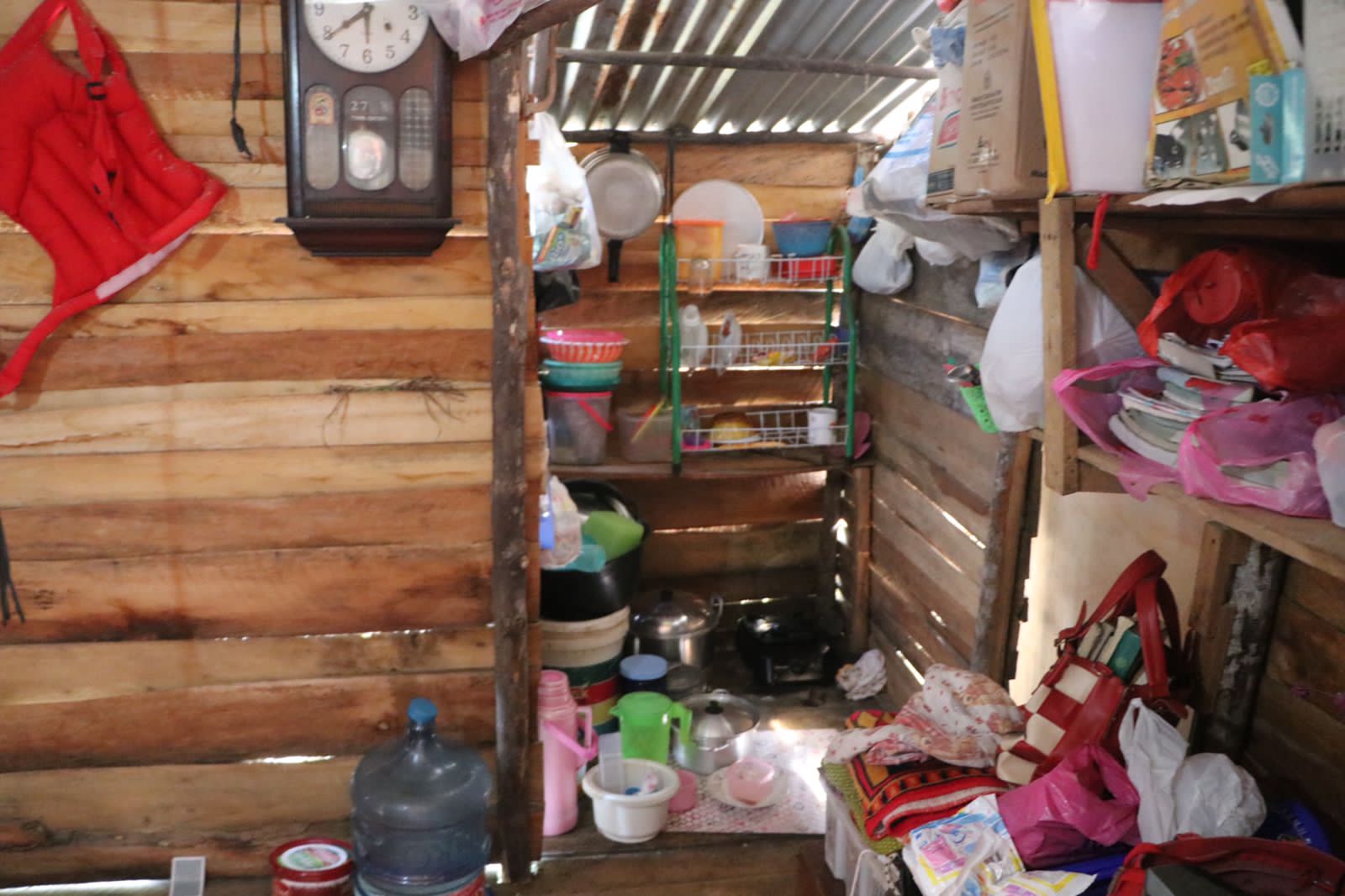 Potret ruangan di rumah Subardi sebelum diperbaiki. Segala aktifitas dilakukan di sini. Foto, Polda Bengkulu