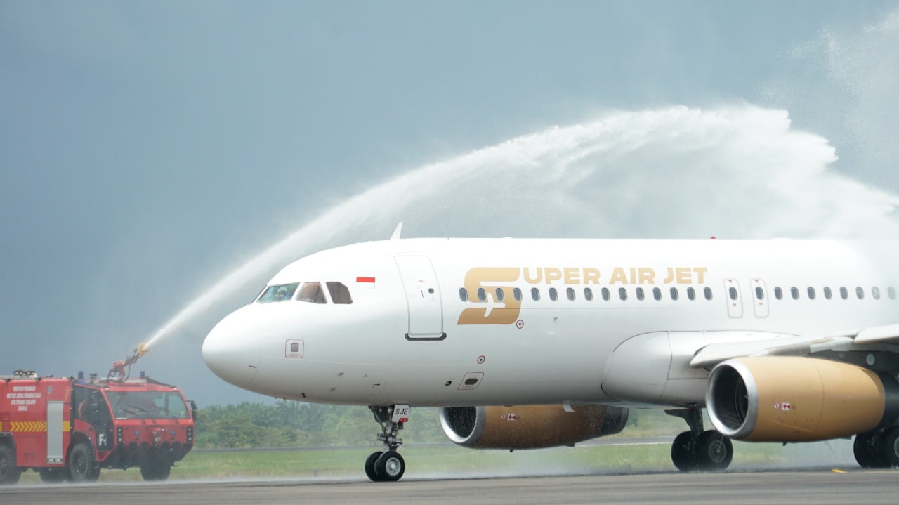 Super Jet Air Mendarat Perdana di Bumi Rafflesia