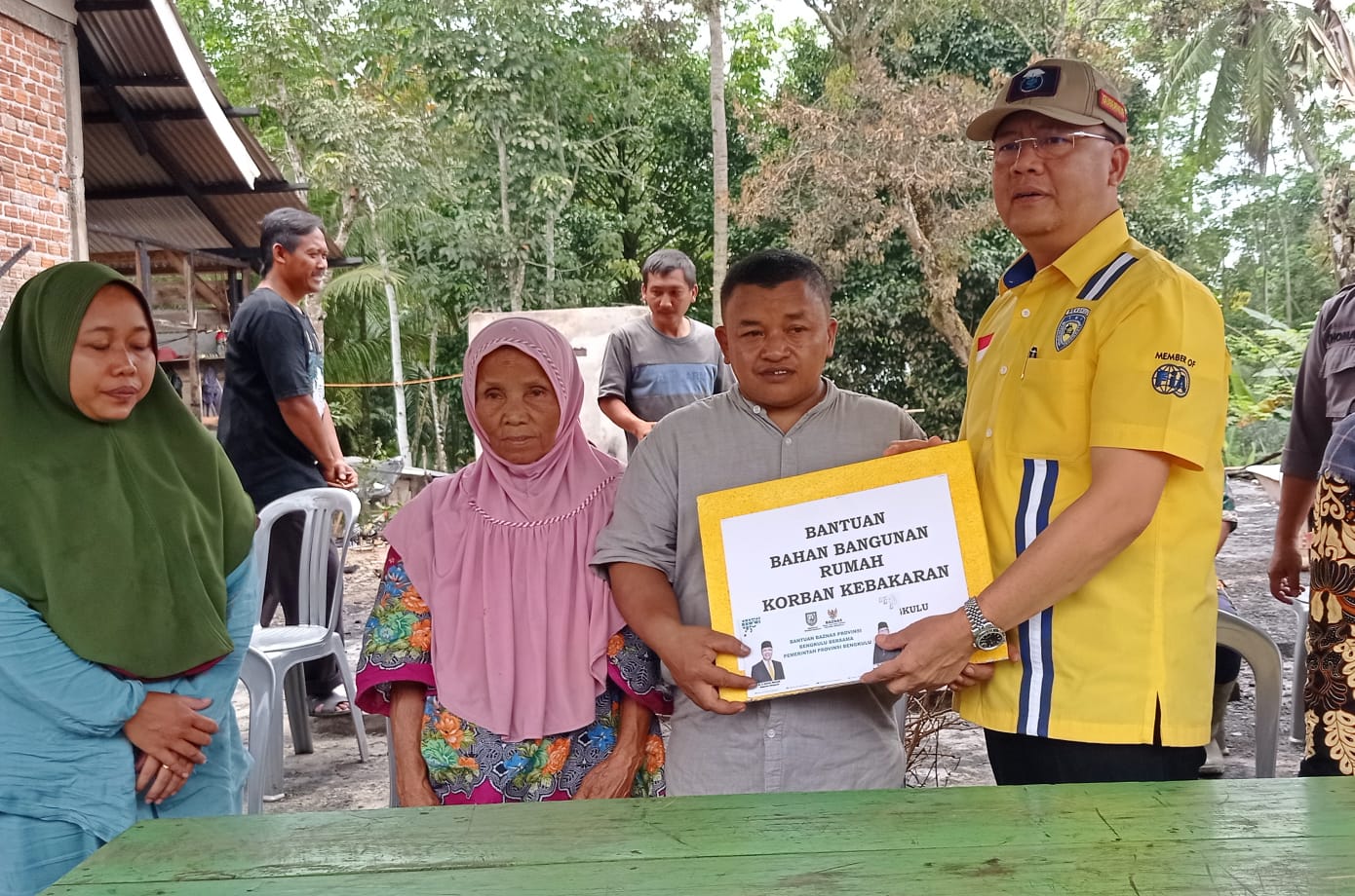 Gubernur Rohidin Serahkan Bantuan Korban Kebakaran