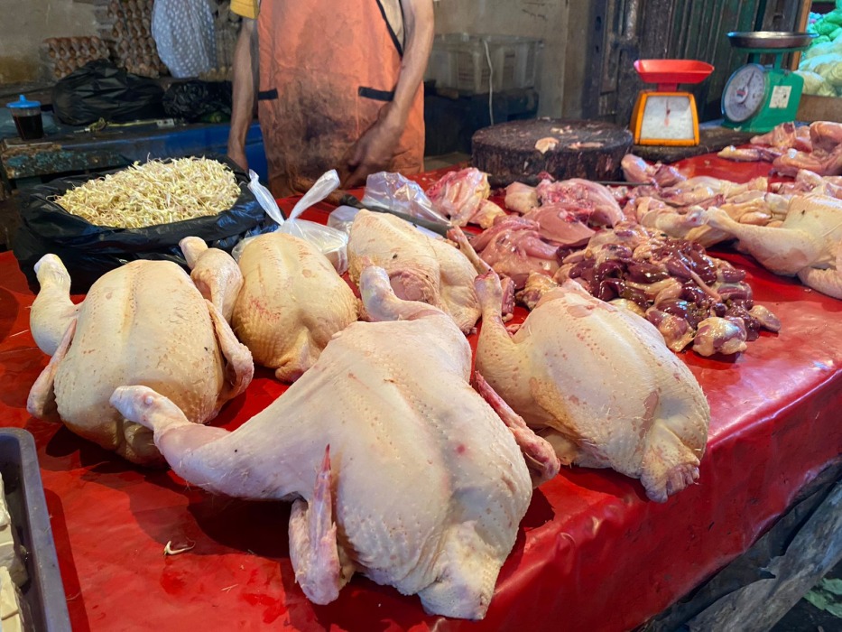 Pedagang Ayam di Pasar Minggu. Foto, Cindy/BN