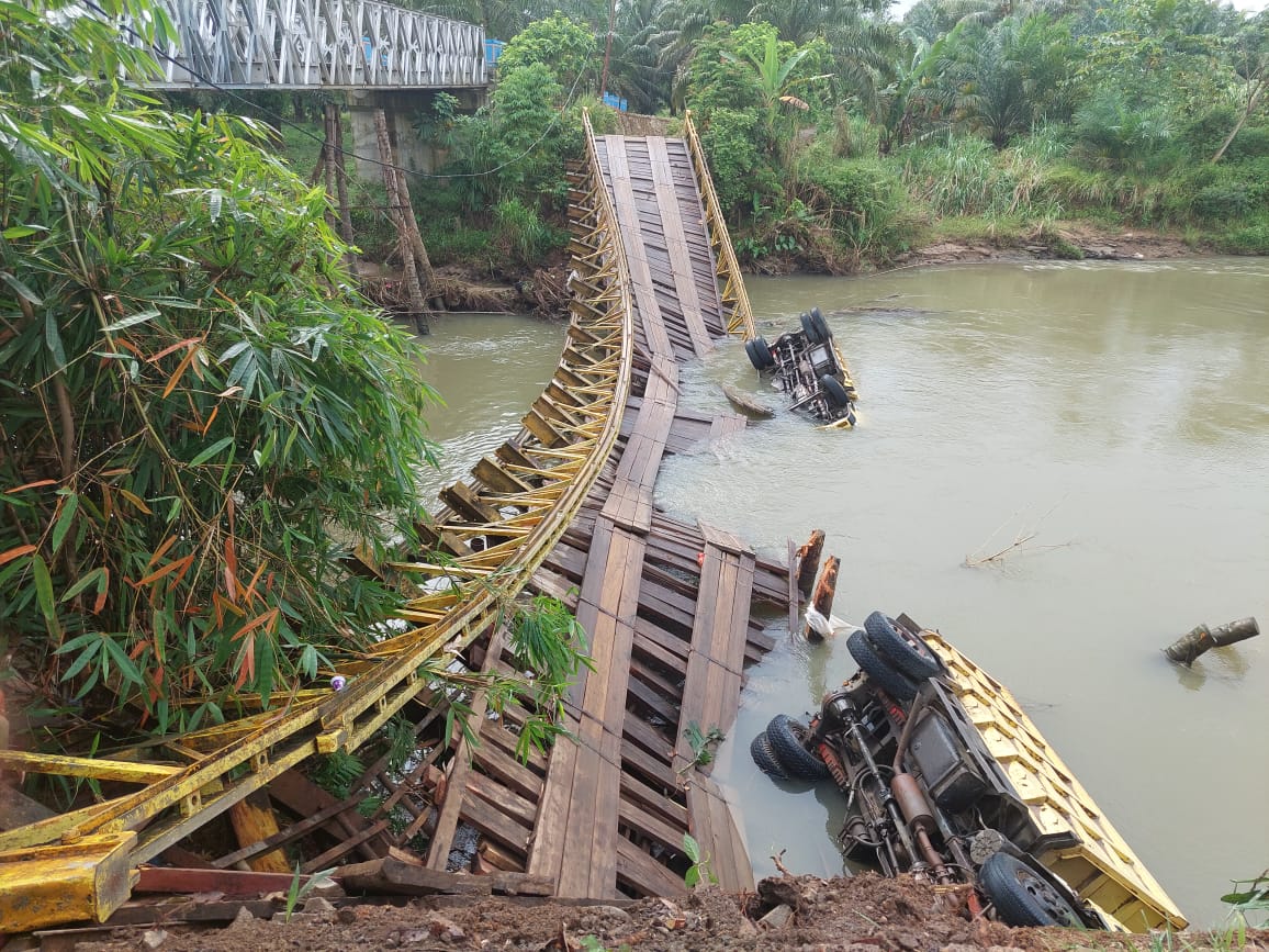 Jembatan Ambruk Saat Dilewati Truk Bermuatan Material