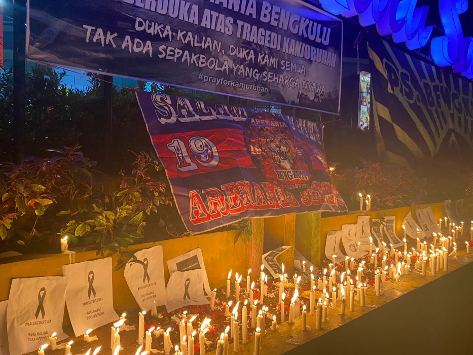 Ratusan Suporter PS Bengkulu Tabur Bunga dan Nyalakan Lilin di Simpang Lima