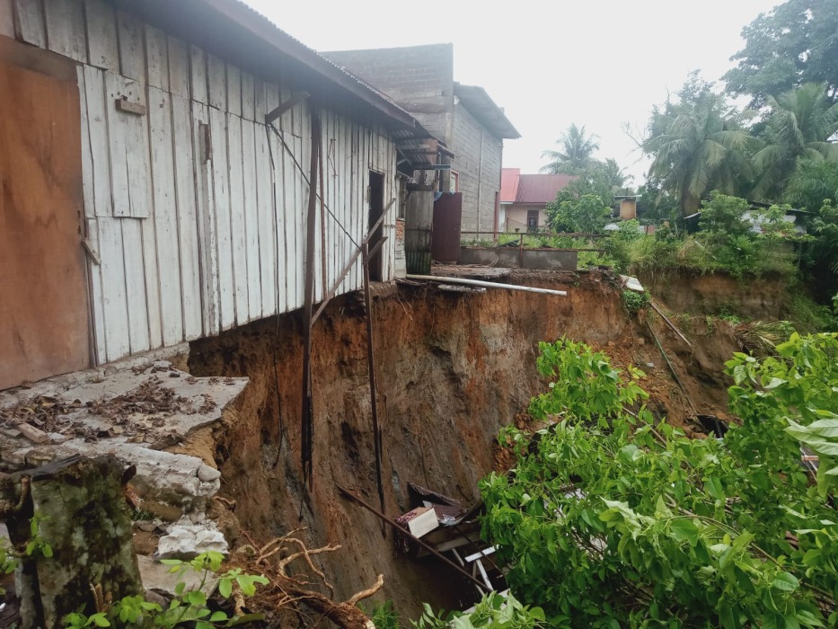 Sungai Air Manjunto Meluap, Rumah Warga Lubuk Gedang Nyaris Terbawa Longsor