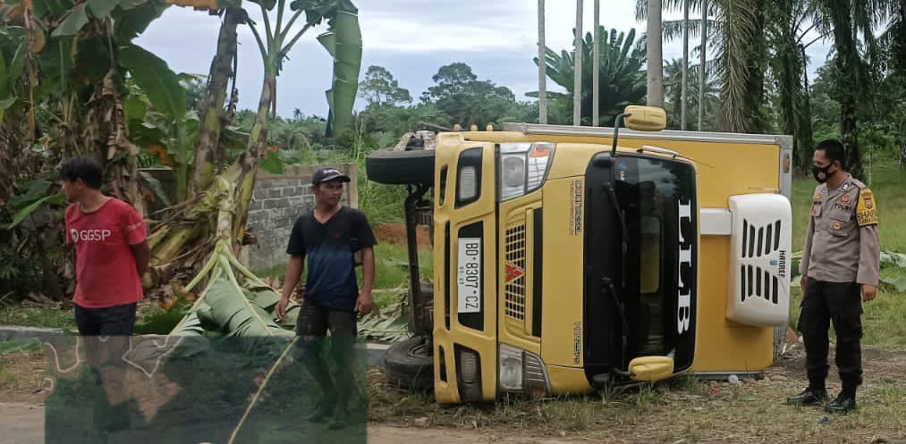 Truk Bermuatan Udang Kelong Terbalik di Mukomuko