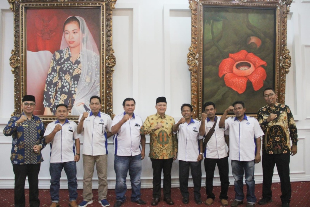 Gubernur Bengkulu Rohidin Mersyah terima audiensi Serikat Pekerja Agro Mandiri (SPAM) Agromuko, di Gedung Daerah Balai Raya Semarak Bengkulu, Kamis (13/10). 