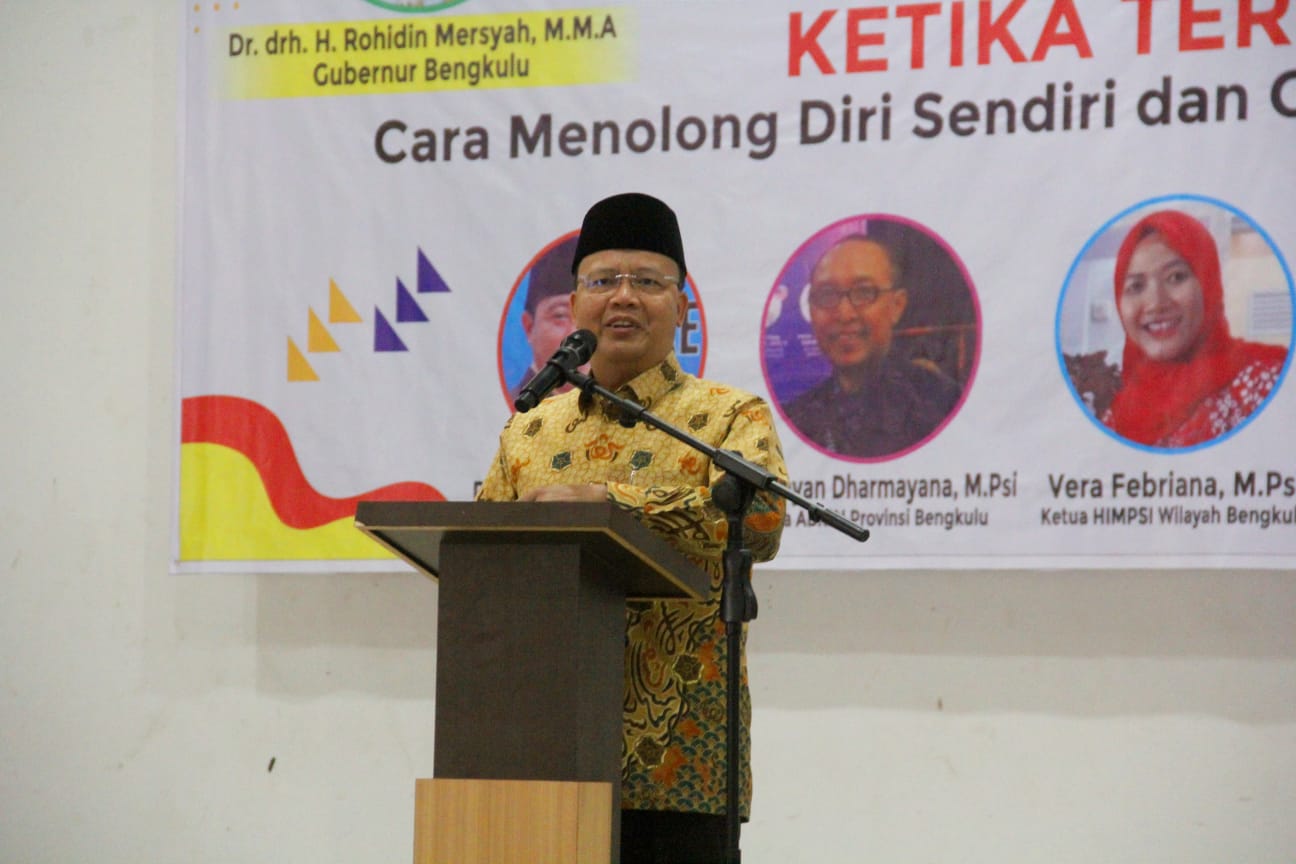 Rohidin saat membuka Workshop yang mengangkat Tema 'Self Help, Ketika Terjadi Bullying' (Cara Menolong Diri Sendiri dan Orang Lain Ketika Mengalami Bulllying) di Hotel Adeeva Bengkulu, Kamis (13/10/2022).