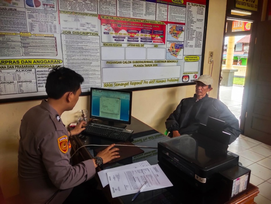 Korban saat melapor ke Polsek Kedurang