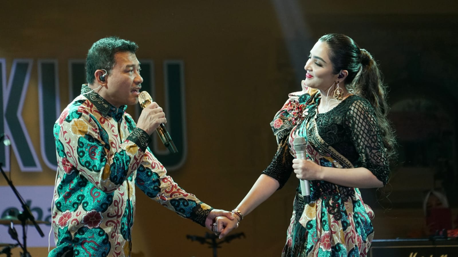Ashanty dan Anang saat bernyayi di perayaan Malam Puncak HUT 54 Bengkulu, Jumat (18/11). MC