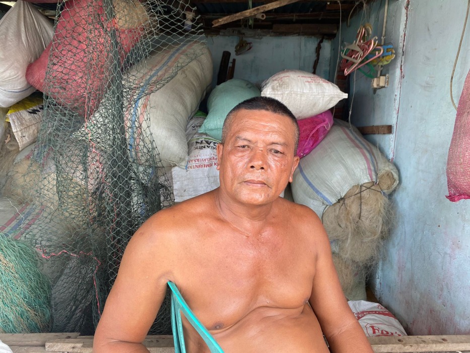 Doni Hendrik di depan tumpukan karung yang berada di rumahnya, jalan Pariwisata Kelurahan Malabero, Kota Bengkulu. Foto, Cindy/BN