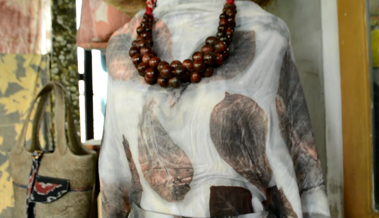 Mengenal Ecoprint: Teknik Mencetak Motif Kain dengan Tumbuhan Asli