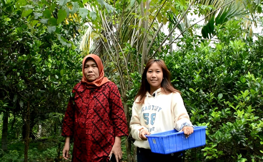 Emy Yanty (kiri) pengusaha Sirup Kalamansi, Bengkulu. BN