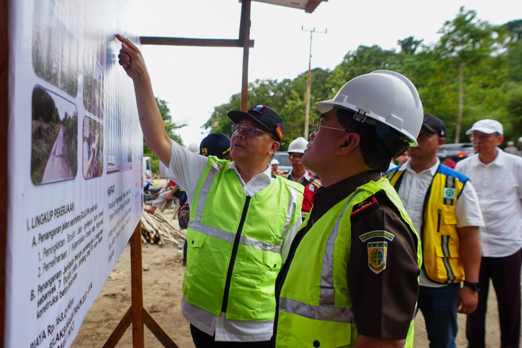 Gubernur Bengkulu saat meninjau Pulau Enggano. MC