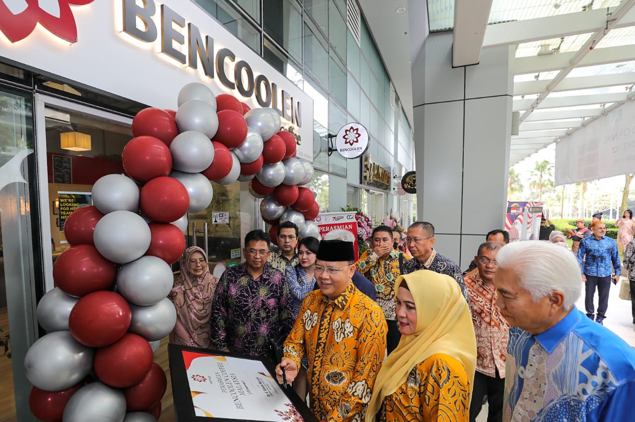 Gubernur Bengkulu Rohidin Mersyah meresmikan Bencoolen Coffee Malaysia di Suasana PJH Putra Jaya Malaysia, Kamis (03/11).