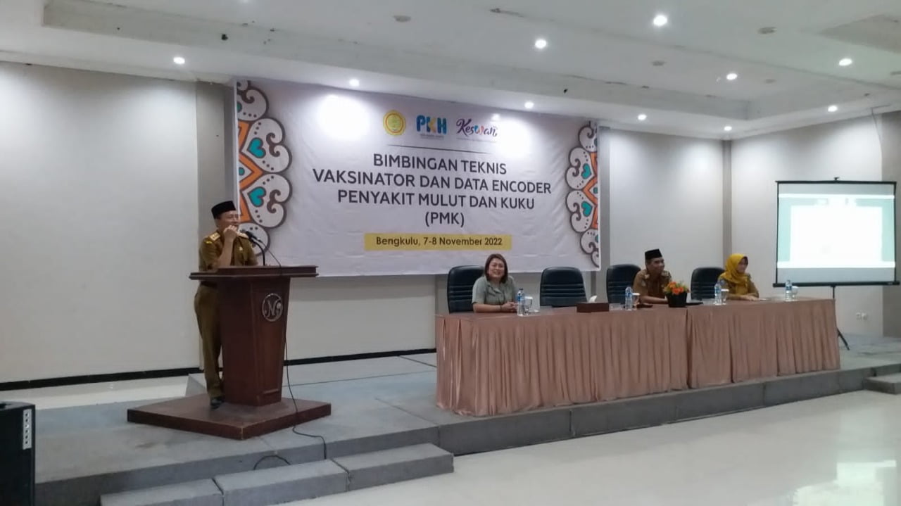 Bimtek Vaksinator dan Data Encoder penanganan Penyakit Mulut dan Kuku (PMK), di Hotel  kawasan Pantai Panjang Bengkulu, Senin (7/10). 