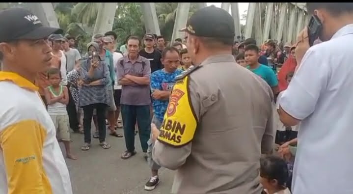 Tak Terima 4 Warganya Diamankan Polisi, Ratusan Warga Bengkulu Utara Blokir Jalinbar Sumatera
