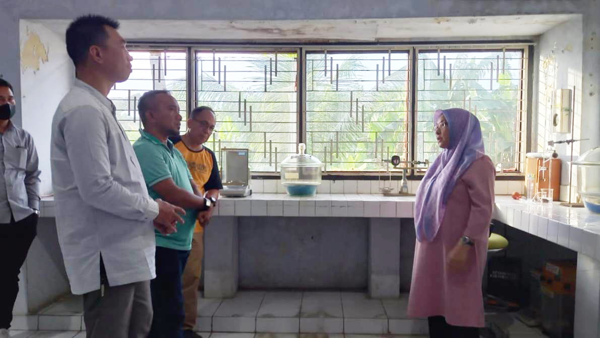 Kadisperindag Yenita Saiful saat meninjau UPTD PPMB Bengkulu, Jumat (25/11/2022). Foto BN