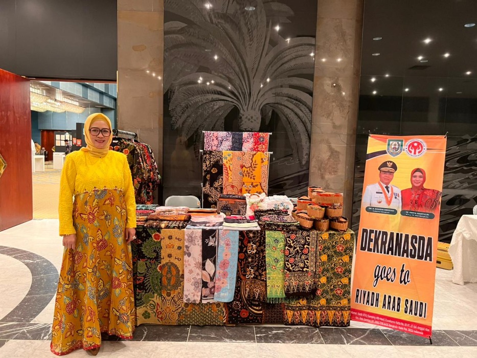Derta Rohidin Kenalkan Kain Besurek dan Kulit Lantung pada Ajang Indonesian Weeks Festival di Riyadh Arab Saudi. MC