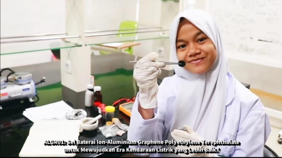 Siswi Madrasah Raih Medali Emas OPSI 2022, Riset Sel Baterai Mobil Listrik