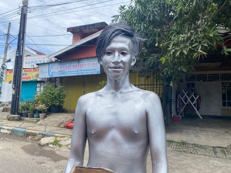 Bahaya Zat yang Terkandung Dalam Pewarna Tubuh Manusia Silver