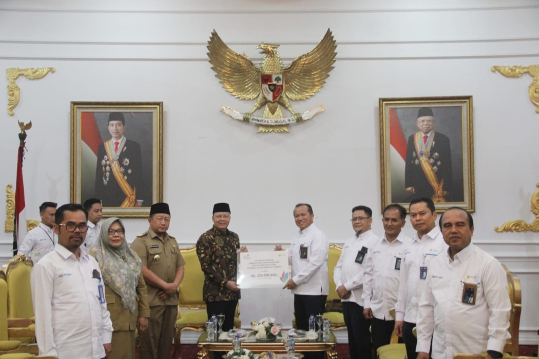 Penyerahan secara simbolis Bantuan Tanggung Jawab Sosial & Lingkungan (TJSL) Desa Sungai Lisai Alat Penyalur Daya Listrik (APDAL) Stasiun Pengisian Energi Listrik (SPEL), Senin (2811) MC