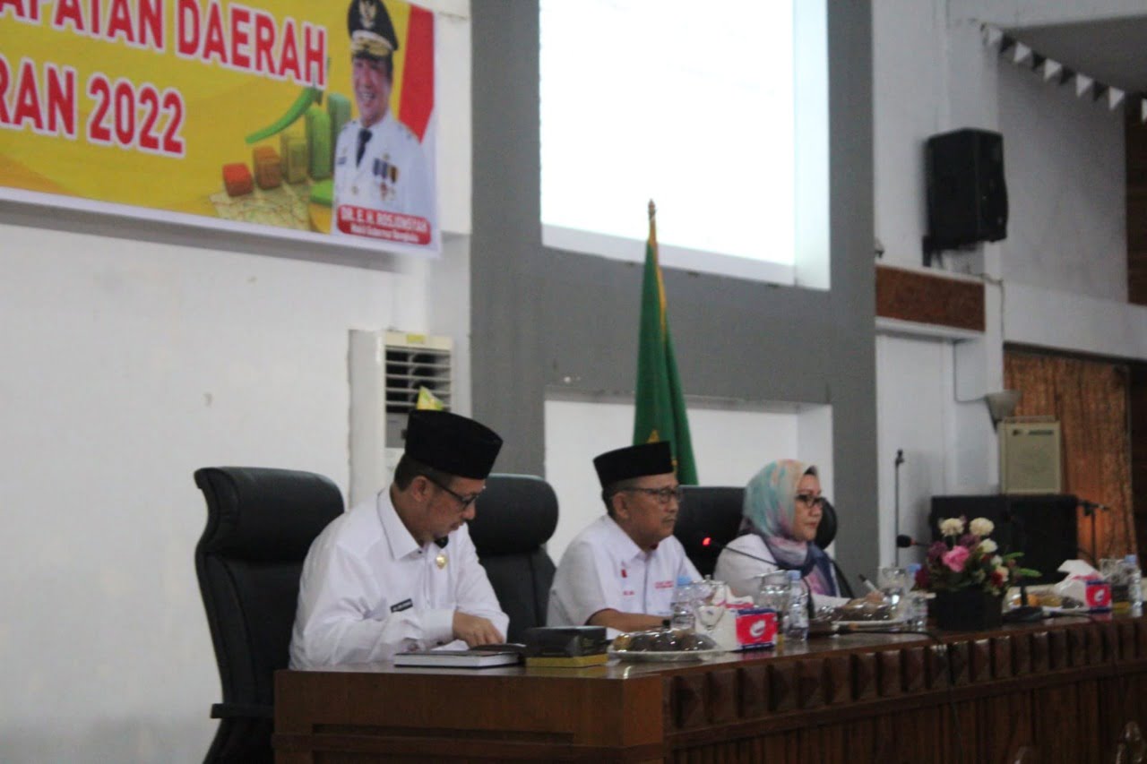 Rapat Evaluasi Pendapatan Daerah Tahun Anggaran 2022, di Gedung Serbaguna Provinsi Bengkulu, Rabu (23/11). MC